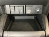 アクセサリーソケットはUSBのアダプターなどをつければ、スマホの充電にも使えます。横にはナビゲーション用の外部入力可能なUSB端子やHDMI端子がついています。