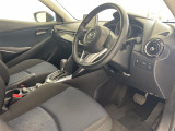 【運転席】座り心地が良いシートなので長時間の運転でも快適にお過ごしいただけます。新品のフロアマットのご注文も可能です。掲載箇所以外にご希望の写真がございましたらお気軽にお問い合わせ下さい。