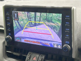 【バックカメラ】駐車時に後方がリアルタイム映像で確認できます。大型商業施設や立体駐車場での駐車時や、夜間のバック時に大活躍!運転スキルに関わらず、今や必須となった装備のひとつです!