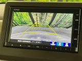 【バックカメラ】駐車時に後方がリアルタイム映像で確認できます。大型商業施設や立体駐車場での駐車時や、夜間のバック時に大活躍!運転スキルに関わらず、今や必須となった装備のひとつです!