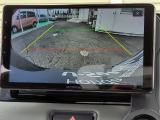 目安となるガイドライン付きのバックカメラを装備しているので、慣れない場所での車庫入れも安心です。