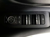 運転席ドアに電動格納式ドアミラーとパワーウィンドウ開閉スイッチが付いています。