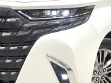 【LEDヘッドライト】悪天候や夜間走行時も良好な視界を確保し安心して運転できる高輝度LEDヘッドライトを装備!点灯速度が早く、消費電力も抑えられています。