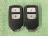 スマートキーを装備しています。鍵を差し込むことなくドアロックの開け閉めと、スタートボタン操作でのエンジンスタートができます。スペアキーも同じものを用意しております。