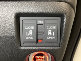 リアドアは乗り降りに便利な両側電動スライドドアです。また運転席に座っていながらスイッチ操作で自在にスライドドアを開け閉めできます。