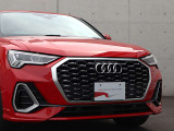 ●一目でAudiとわかる特徴的なシングルフレームグリル・LEDランプ。精悍なフロントマスクからAudiのスマートで上品なブランドを連想させてくれます。女性にも大変ご好評頂いております。