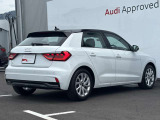 Audiのリヤディフューザーは、車両の後方での空気の流れを整え、乱流を減少させることで、走行安定性を向上させます。またスポーティで洗練された外観を提供し、全体のスタイルに一体感を持たせます。