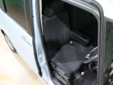 程よい硬さとホールド性が高いシートで長時間運転も快適です。