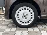 純正アルミホイール。タイヤサイズは155/65R14です。