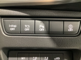 運転席脇のクラスタースイッチ部分にはパーキングセンサー、その他走行系スイッチを集中配置しております。