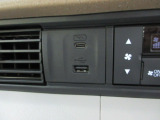 便利な充電用USBジャックも付いています。