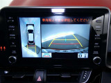 【全周囲モニター】車を上空から見下ろしたような映像をカーナビ画面に映し出し、車庫入れや縦列駐車をサポートしてくれます。