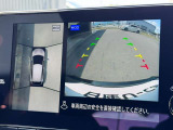 アラウンドビューモニター。上空から見下ろしているかのような映像を映し出して周囲を確認し、スムースな駐車をアシストします。