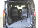 3列目シートは跳ね上げ式で折りたたみ可能です。キャンプ用品など大きな荷物もばっちり収納可能です!