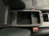 アームレスト付きです!運転時の疲労を軽減してくれます。アームレスト内にも収納できます♪