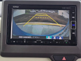 駐車時の安全確認をサポートするバックカメラも使用できます。インターナビで様々な情報を得ることもできます。