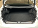 ゆったりとしたトランクルームでございます。たくさんのお荷物の車載が可能でございます。