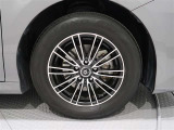 アルミホイールを装備、タイヤサイズは205/65R16です。