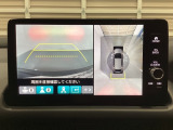 マルチビューカメラシステム搭載車です。お車の周囲を全方位でカバーします。後方・前方・両脇と、コンディションが悪い視界でもカラーモニターに映し出した映像がドライバーをサポートします。