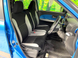 運転席まわりには十分なスペースがあり、大柄な方でもゆったり運転していただける環境です。