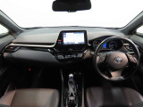 高いホールド性で運転姿勢が安定します。長距離ドライブでも疲れにくいのが魅力です。快適なドライビングライフをお送りください♪