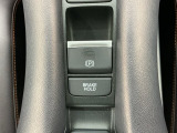電動パーキングブレーキ、信号待ちや渋滞時などブレーキを踏み続ける場合に比べて足腰の疲労が軽減されるオートブレーキホールド付きです!