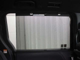 スライドドアのトリム内に、サンシェードが装備され、直射日光を遮り、後席の方に快適なひとときを提供します。
