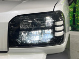 【LEDヘッドライト】悪天候や夜間走行時も良好な視界を確保し安心して運転できる高輝度LEDヘッドライトを装備!点灯速度が早く、消費電力も抑えられています。