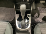 CVT車のセレクトレバーです。低速から高速まで、変速ショックのないスムーズな走りを実現するとともに、エンジン効率のよい領域を維持することで燃費にも貢献します。