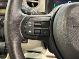 ステアリングにオーディオ操作スイッチが付いています。オーディオ画面に直接タッチしなくても操作が出来ますので、運転に集中できます。