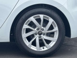 Audiは多様なホイールデザインを提供しており、スポークの形状やサイズ、仕上げ(ポリッシュド、マット、ブラックなど)によって選択肢が豊富です。
