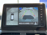 上空から見下ろしているかのような映像をディスプレイに映し出し、スムースな駐車をサポートします。画面は「トップビュー」のほか「サイドブラインドビュー」への切り換えが可能。ますます安心です