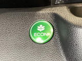 ECON モードをON にするとアクセルペダルの動きに対するエンジンの反応とエアコンの制御を切り換えることで、燃費のいい運転をするドライバーがペダルを踏んだ時と同じようにエンジンを制御します。