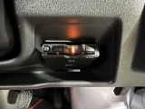 有料道路の料金所をノンストップで通過できる便利なETCが付いています。