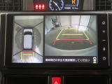 パノラミックビューモニター付きです。車両を上から見たような映像をディスプレイオーディオ画面に表示。運転席からの目視だけでは見にくい、車両周辺の状況をリアルタイムでしっかり確認できます。