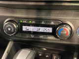 【オートエアコン】一度お好みの温度に設定すれば、車内の温度を検知し風量や温度を自動で調整。暑い&hellip;寒い&hellip;と何度もスイッチ操作をする必要はありません。快適な車内空間には必須の機能ですね♪