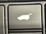 【パワーバックドア】スマートキーや運転席のボタンを押すだけでリアゲートが自動で開閉します!荷物を持っている時や、高い位置にあるバックドアを閉める際に便利な機能です♪