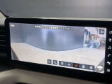 目視できないフードで隠れた路面の映像を表示するインビジブルフードビューが搭載されております