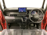 車内は光触媒抗菌消臭施工済です。スタイリッシュなデザインでスポーティなインパネ周りを演出します。グローブボックスやカップホルダーのほかにトレーなどたくさんの収納スペースが付いています。