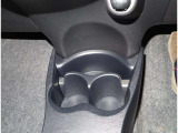 運転席と助手席の間にドリンクホルダーが付いています!