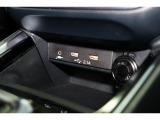 小物の収納に便利なセンタートレイには携帯等のデバイスの充電可能なUSB出力電源付です。