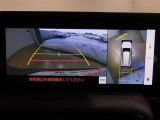 パノラミックビューモニター付きです。車両を上から見たような映像をディスプレイオーディオ画面に表示。運転席からの目視だけでは見にくい、車両周辺の状況をリアルタイムでしっかり確認できます。