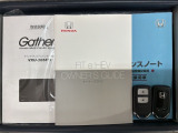 スマートキーは鍵をバッグに入れたままでもドアロックの開閉やエンジンのON・OFFができます。夜間や雨の日も鍵を探さなくて良いので便利です。