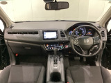 車内は光触媒抗菌消臭施工済です。スタイリッシュなデザインでスポーティなインパネ周りを演出します。グローブボックスやカップホルダーのほかにトレーなどたくさんの収納スペースが付いています。