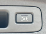 【パワーバックドア】スマートキーや運転席のボタンを押すだけでリアゲートが自動で開閉します!荷物を持っている時や、高い位置にあるバックドアを閉める際に便利な機能です♪