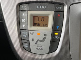 【オートエアコン】一度お好みの温度に設定すれば、車内の温度を検知し風量や温度を自動で調整。暑い&hellip;寒い&hellip;と何度もスイッチ操作をする必要はありません。快適な車内空間には必須の機能ですね♪