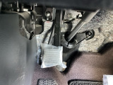 パーキングブレーキはフット式なので運転席と助手席の間はすっきり、移動も楽々です。さっと手が届く位置にATセレクトレバーやエアコンスイッチなどがあり操作性に優れています