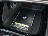 ◆ワイヤレス充電器◆ワイヤレス充電規格Qiに適合した機器を充電エリアに置くことで使用できます。