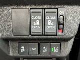 両側電動スライドドアです。リモコンや運転席スイッチ、ドアハンドルの操作で自動開閉。お子さまを抱きかかえている時や荷物の多い時などに便利です。
