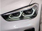 【LEDヘッドライト】先進のLEDテクノロジーを採用。放射される白色光の周波特性は太陽光に近く、バイキセノン・ヘッドライトを上回るコントラストで更に明るく輝きます!